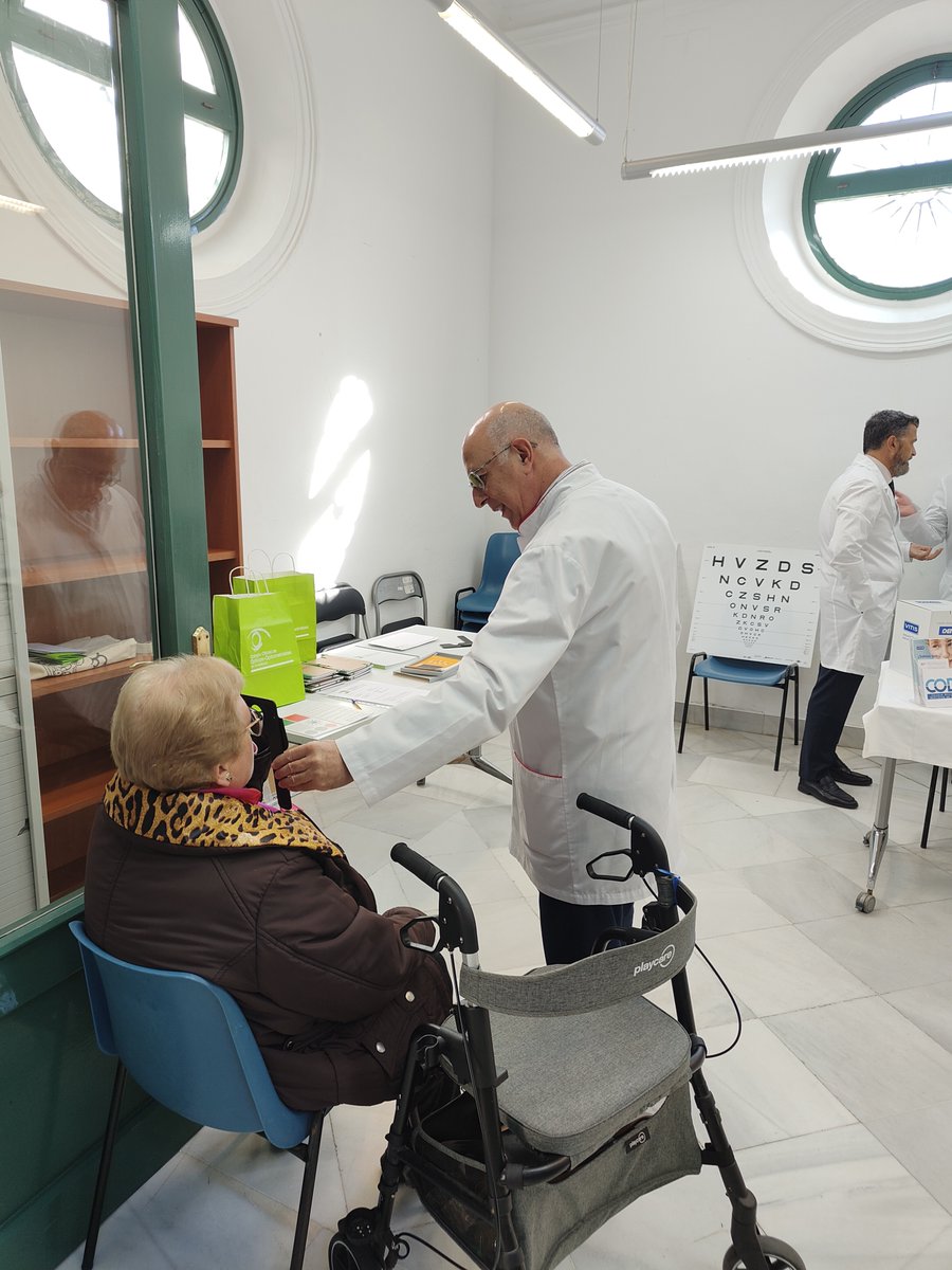 COOOAndalucia's tweet photo. Durante la actividad, celebrada en el C.C. Las Sirenas, hemos colaborado en acciones de información y concienciación sobre el impacto de la diabetes en la visión, visibilizando la importancia de la salud visual en personas con esta patología. https://t.co/LAovxpTfJf