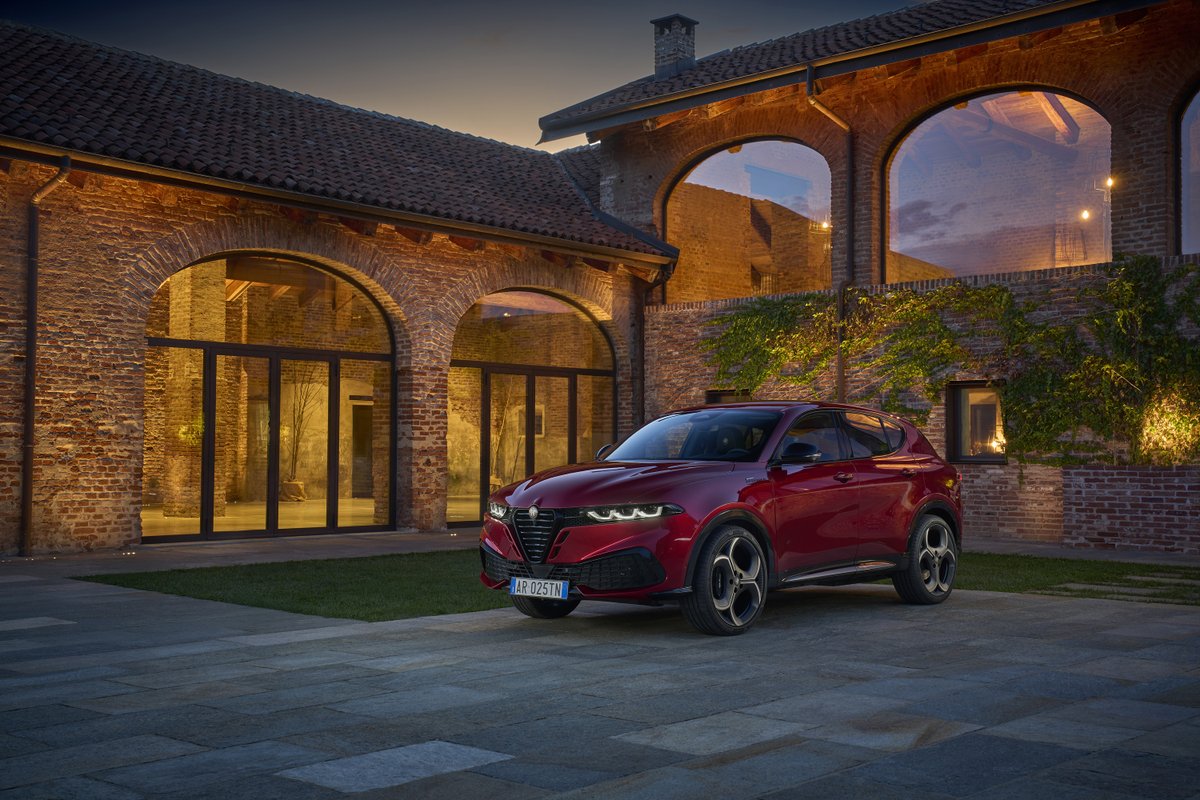 StellantisNAEsp's tweet image. El nuevo @AlfaRomeoUSA Tonale 2026 impone presencia con un frontal renovado y parrilla cóncava Scudetto, inspirada en el 33 Stradale. Nuevos rines de 20” y detalles plateados en la versión Sport Speciale realzan su elegancia deportiva. 🇮🇹✨ #AlfaRomeo #Tonale #LAAutoShow