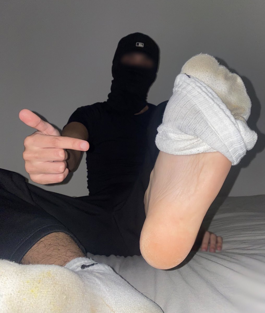 These dirty sweaty gym socks own your bitch boy mind, sniff and send💪🏽