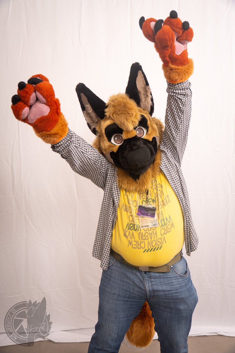 Yeah, endlich Wochenende. Zeit, die Pfoten hochzuheben und das Leben zu genießen. Wie z.B. bei einem Furdance. Leider schon wieder über einen Monat her, aber der Nächste, wird kommen. #fursuit #FursuitFriday #fursuiter 

✂️ <a href="/Evi1Makers/">EvilMakers🏳️‍⚧️Commissions CLOSED</a> 
📷 <a href="/AUT_Werwolf01/">AUT_Werwolf01</a> 
📍 Fusion Furdance