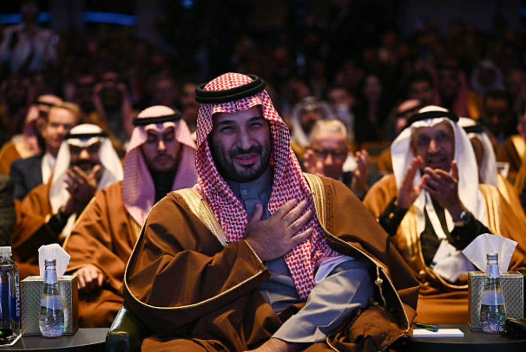 سلامي على اللي فعله اوجع وذكره شاع
ولي العهد  واف الوعد صافي النية

ملاذ الضعيف اللي من الهمّ قلبه ماع
ودواء من يبي له ضبط مصنع ووزنية

عديم العرب محيي الأمل داعم الإبداع
راعي وقفةٍ تحيي الديار السناويّة

ابو سم وابشر لا تتالت على الملتاع
وابو ضحكةٍ فيها مرافه وماويّه

محمد محمد