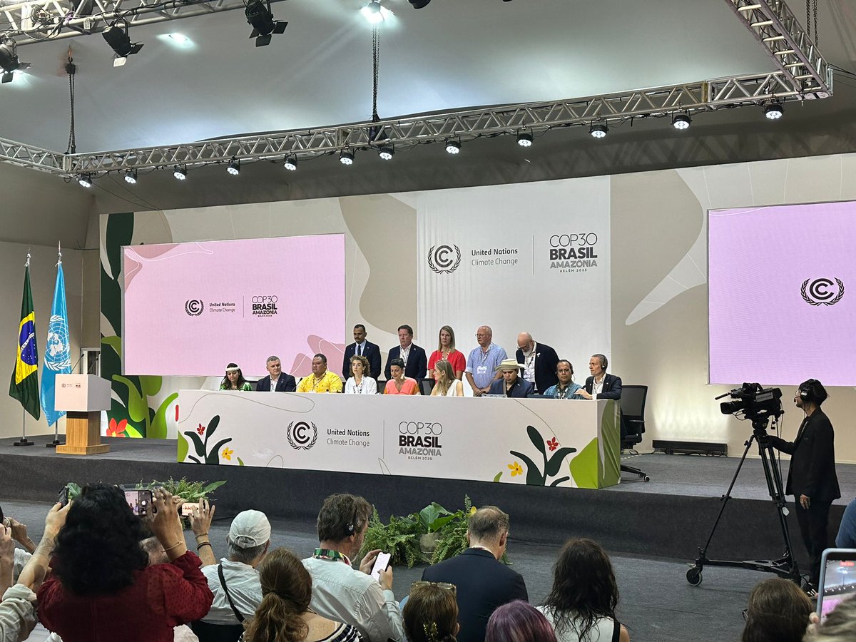 Twee jaar geleden, bij de klimaattop in Dubai, spraken landen af om geleidelijk weg te bewegen van fossiele brandstoffen. Nu is het tijd om dit om te zetten in een concreet en uitvoerbaar stappenplan. #COP30

(1/3)