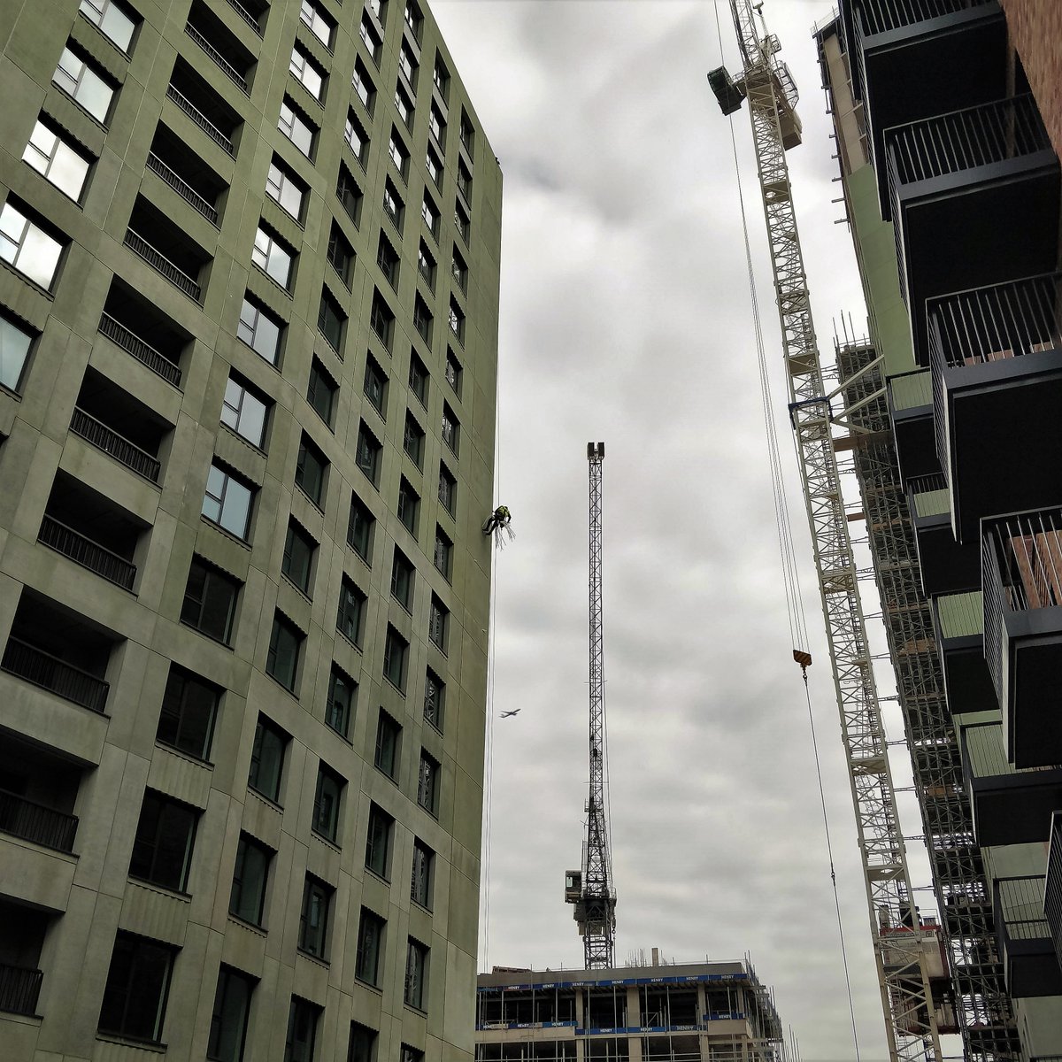 AAAropeaccess's tweet photo. Rope access beats traditional methods! Discover how AAA saves time and money on high-rises.  https://t.co/oMWQGRXQYG
#ropeaccess #safteyfirst #highrise #maintenance  #Building  #Construction  #London https://t.co/MNunwSemXN