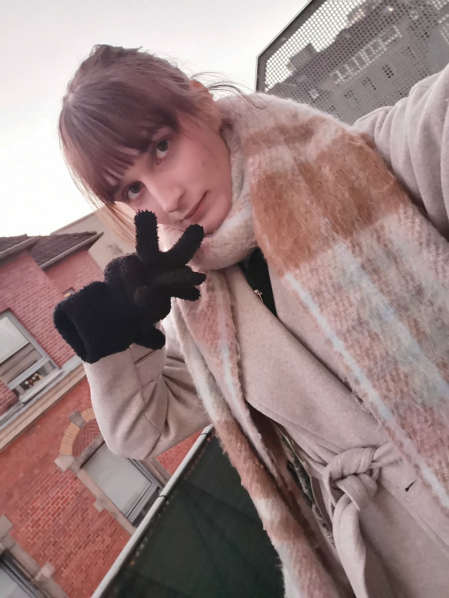 Jumpyuvu's tweet image. I love dressing posh and having 50£ in my bank account