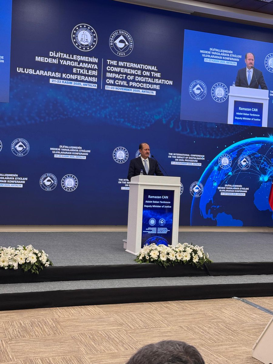 turankuloglu's tweet photo. Dijitalleşmenin Medeni Yargılamalara Etkisi konulu Uluslararası Sempozyumu, Antalya’da Adalet Bakanlığımızın ev sahipliğinde başladı.

🔵 Adaletin nihai hedefi, hakkın hak edene zamanında teslim edilmesidir.
Bu hedef insanlık tarihi boyunca değişmemiştir; ancak bu hedefe ulaşmak için kullanılan metotlar, araçlar ve usuller sürekli gelişmektedir.

🔵 “Usul esasa mukaddemdir.”
Amaca ulaşmak için kullanılan araçlar, bizzat sonucun kaderini belirler.

🔵 Dünyada sosyal ilişkilerin, ticaretin ve iletişimin sınırları neredeyse ortadan kalkmıştır.
Uluslararası ticaretin hacmi, dijital platformlarda yürüyen sözleşmeler, sınır ötesi hukuki ihtilaflar, uluslararası aile, miras ve medeni hukuk uyuşmazlıkları günden güne artmaktadır.

🔵 Dijitalleşmenin en önemli boyutlarından biri yapay zekâdır.
Yapay zekâ; delil analizinde, süreçlerin standartlaştırılmasında ve zaman yönetiminde çok ciddi imkânlar sunmaktadır.

🔵 Yapay zekâ güçlü bir araçtır; fakat adalet, nihai olarak gerçek zekânın, vicdanın ve hukuki muhakemenin eseridir.
Yapay zekâ ne kadar gelişirse gelişsin; insanın hukuki sezgisi, vicdanı, değer yargıları ve hakkaniyet duygusu daima sürecin merkezinde kalacaktır.

🔵 “Yapay zekânın oluşturduğu hukuki işlemlerin, yol açtığı zararların, tazminat yükümlülüklerinin sorumluluğu kime aittir?”
Bu soru artık ertelenemez.

🔵 Yapay zekânın etkisiyle doğan sonuçların sorumluluğunun;
* kullanıcıya mı,
* üreticiye mi,
* sistemi işletene mi,
* yoksa tamamen yeni bir sorumluluk rejimine mi
yüklenmesi gerektiği sistematik şekilde tartışılmalıdır.

🔵 Bu çerçevede, tüm ülkelerde yapay zekâ konusunda çalışmalar yapacak enstitülerin ve araştırma merkezlerinin kurulması büyük önem taşımaktadır.