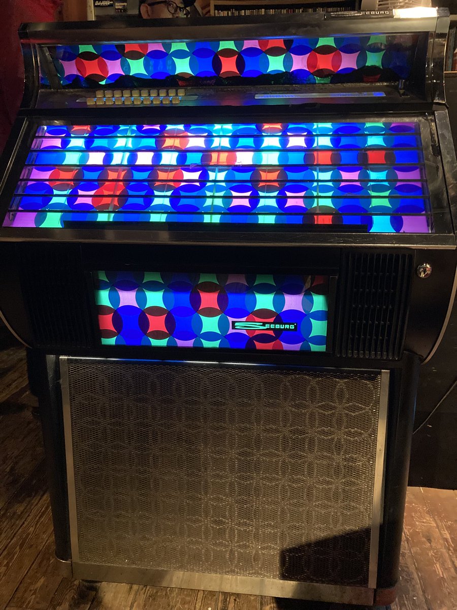 newretron's tweet photo. 70年代未来感、ロボット感満載のジュークボックスだ！
中を隠されるほど見たくなるってものだ！ https://t.co/VMe4vY4MaK