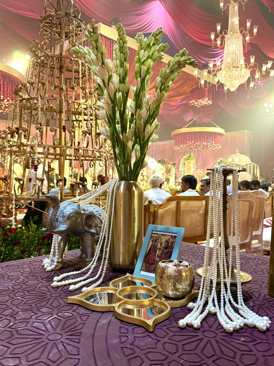 gvsvp1's tweet image. ✨ Lost in the magic of this beautiful setting! The blend of traditional decor, vibrant colors, and those gorgeous tuberose flowers is simply stunning. Loving this regal vibe.

#IndianWedding #DecorGoals #EventDesign #LuxuryEvent