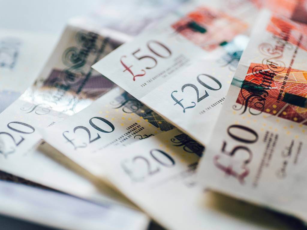 🚨💰 NOTICIA. La Premier League aprueba un limite salarial para los clubes a partir de la proxima temporada. 

Las nuevas normas salariales implican que los clubes solo podrian gastar el 85% de sus ingresos en salarios y comisiones a agentes.

Sin embargo, NO habrá un limite