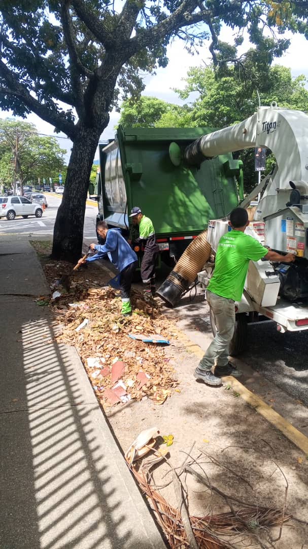 fospuca's tweet image. Las hojas secas 🍂y los desechos vegetales ya no serán un problema para los peatones de la Avenida principal de #ElCafetal y de #Chuao gracias a la extraordinaria labor que realiza nuestro equipo de saneamiento ambiental con la ayuda de la aspiradora mecánica.
Porque…
