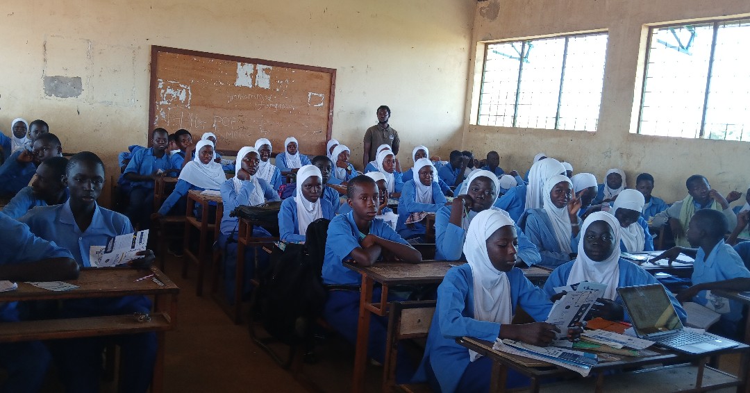 DubawaGM's tweet image. In recognition of #WeekForTruth2025, Mariama Fatty met with young people at the Kotu Quarry Mosque to break down simple habits that help people navigate misinformation.
#WeekForTruth #FactCheck