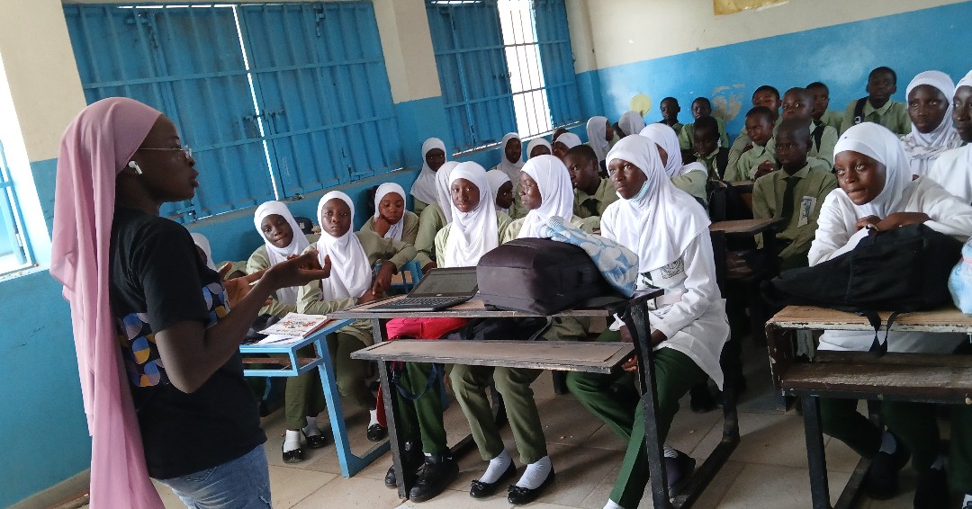 DubawaGM's tweet image. In recognition of #WeekForTruth2025, Mariama Fatty met with young people at the Kotu Quarry Mosque to break down simple habits that help people navigate misinformation.
#WeekForTruth #FactCheck