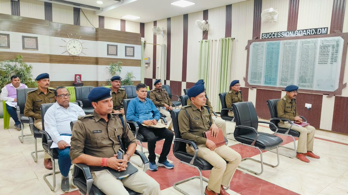 दरभंगा डीएम ने एसएसपी, नगर आयुक्त व अन्य अधिकारियों के साथ शहर में जाम की समस्या पर समीक्षा बैठक की। सड़क किनारे ठेला/अवैध दुकानें हटाने, भीड़भाड़ वाले क्षेत्रों में अतिक्रमण पर कार्रवाई और यातायात सुधार हेतु अतिरिक्त पुलिस बल की तैनाती के निर्देश दिए।