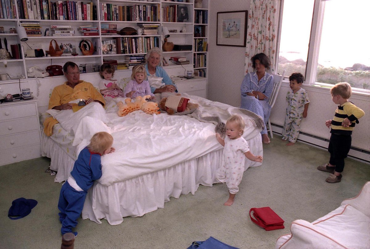 Bush41Library's tweet image. Always a full house at the Bush residence!

Vice-President and Mrs. Bush enjoy some morning fun with their grandchildren (l to r Pierce, Barbara, Jenna, Marshall, Margaret Bush, Jeb Jr., Sam), Walker&apos;s Point, Kennebunkport, ME.

August 22, 1987

Photo ID: G17234-10 

#bush41