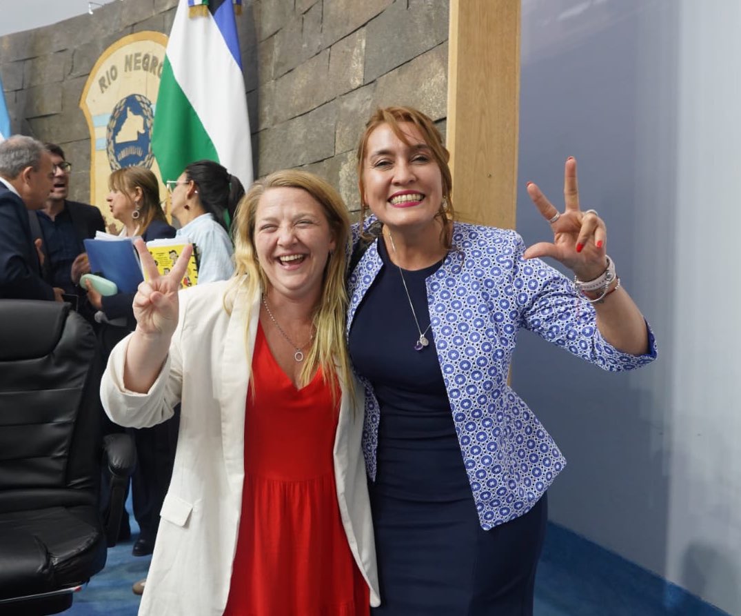 Compartimos gestiones cuando me tocó ser Diputada Nacional y ella formaba parte del Gobierno Nacional. Después, el camino nos volvió a cruzar como Legisladoras provinciales. De partidos distintos, yo radical, ella peronista, pero siempre trabajando por Río Negro.

Hoy le toca