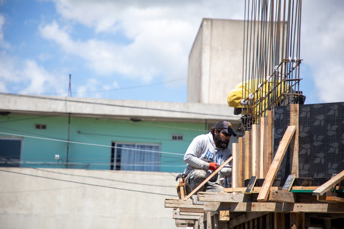 jjosemussi's tweet image. La construcción del Centro Cívico Municipal de El Pato sigue en marcha y cada avance nos acerca más a un espacio que fortalecerá la presencia del Estado en la zona para que los vecinos y vecinas realicen trámites. ✅ Inversión municipal. #Berazategui #BerazateguiCorazónDeZonaSur