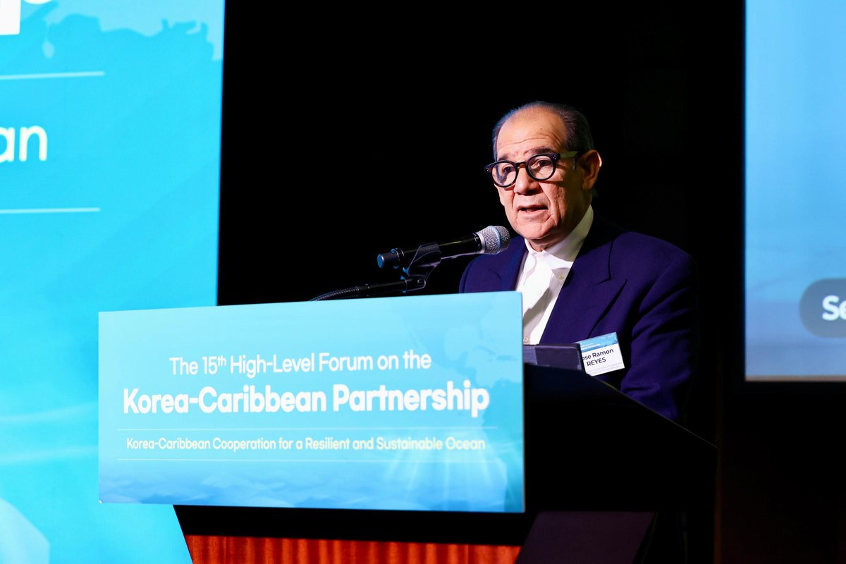 RDenCorea's tweet image. RD participa en el XV Foro Corea–Caribe en Seúl. La delegación, encabezada por el viceministro José R. Reyes y la embajadora Angie Martínez, resaltó la necesidad de cooperación e innovación para enfrentar el sargazo y proteger los ecosistemas marinos.