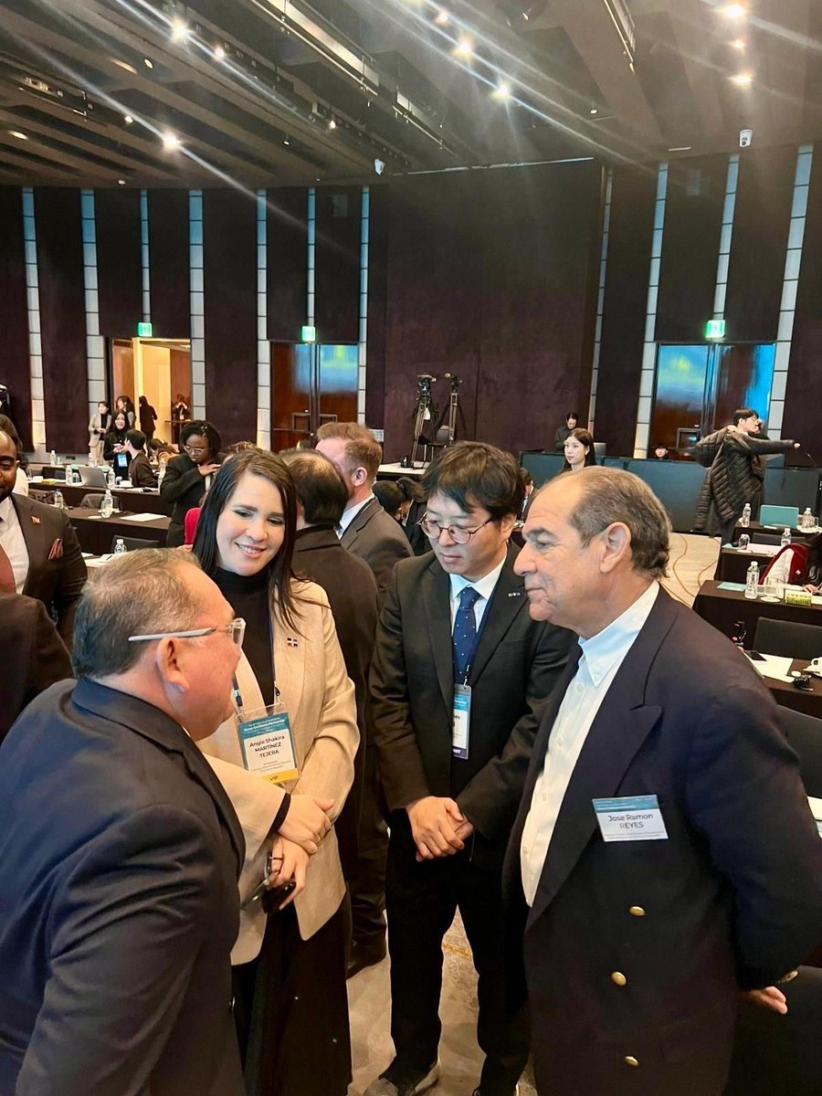 RDenCorea's tweet image. RD participa en el XV Foro Corea–Caribe en Seúl. La delegación, encabezada por el viceministro José R. Reyes y la embajadora Angie Martínez, resaltó la necesidad de cooperación e innovación para enfrentar el sargazo y proteger los ecosistemas marinos.