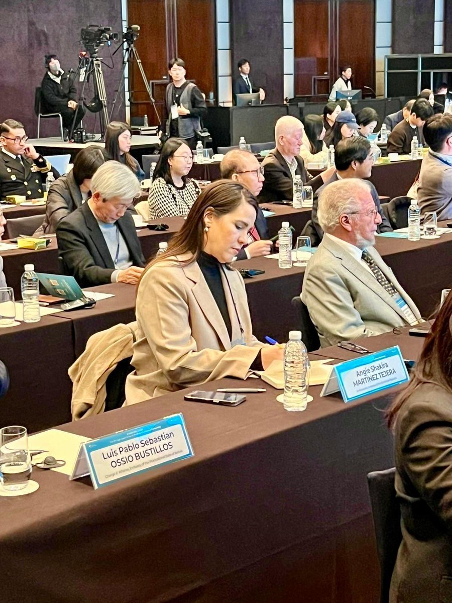 RDenCorea's tweet image. RD participa en el XV Foro Corea–Caribe en Seúl. La delegación, encabezada por el viceministro José R. Reyes y la embajadora Angie Martínez, resaltó la necesidad de cooperación e innovación para enfrentar el sargazo y proteger los ecosistemas marinos.