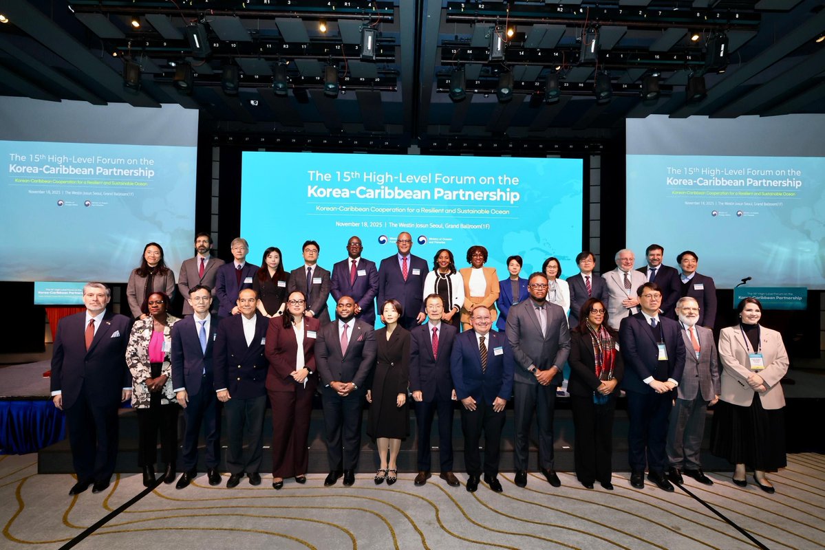 RDenCorea's tweet image. RD participa en el XV Foro Corea–Caribe en Seúl. La delegación, encabezada por el viceministro José R. Reyes y la embajadora Angie Martínez, resaltó la necesidad de cooperación e innovación para enfrentar el sargazo y proteger los ecosistemas marinos.
