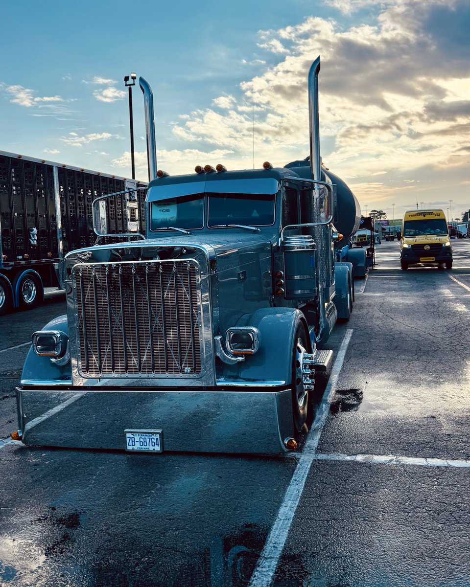 Trukparkingclub's tweet image. Happy #FrontEndFriday! Settle this for us… is this a 379 or 389-style build? 🤔