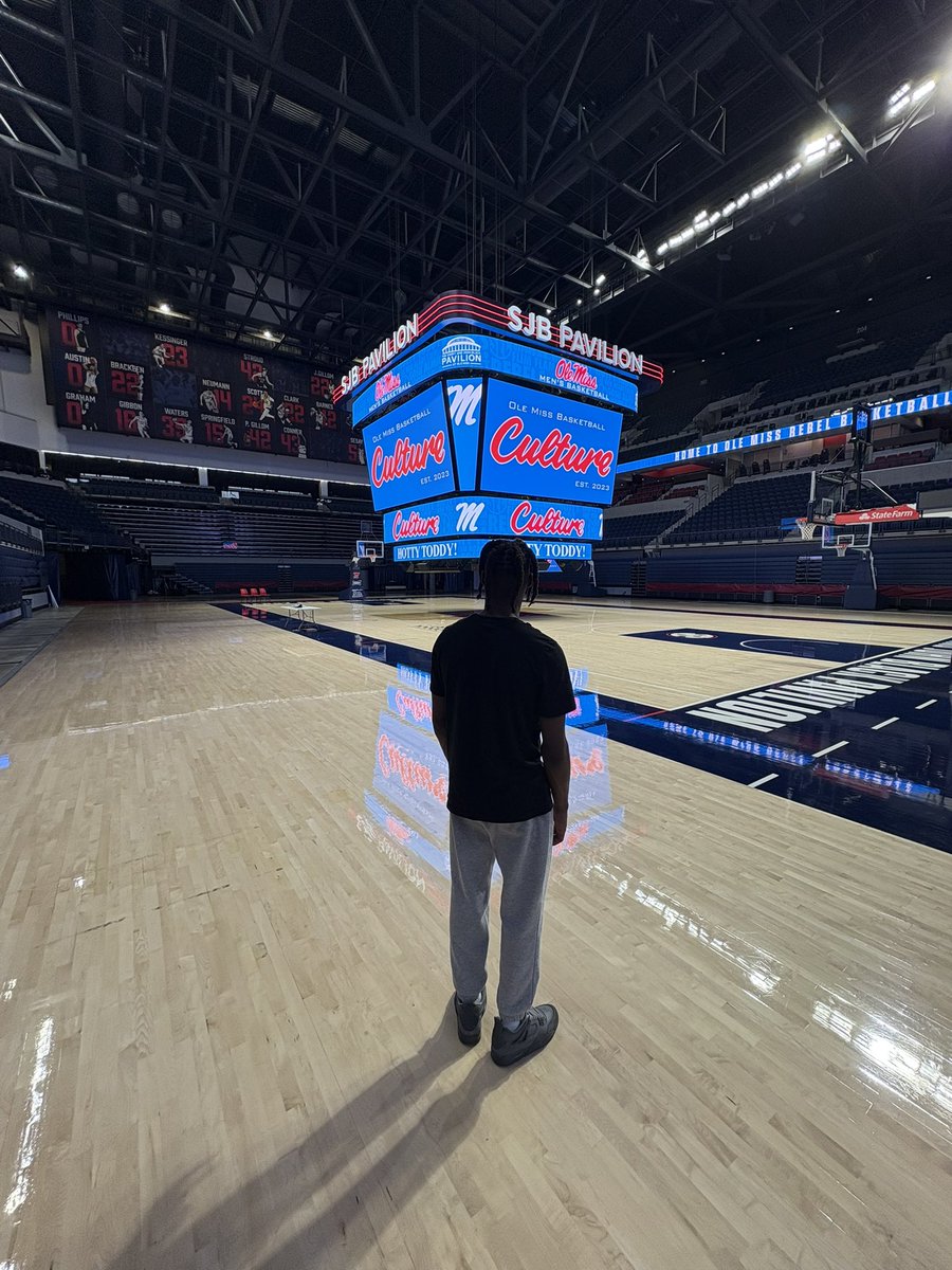 yohanceconnor's tweet image. OXFORD IM HOME 🔵🔴 #committed 🦈 #olemiss #sip