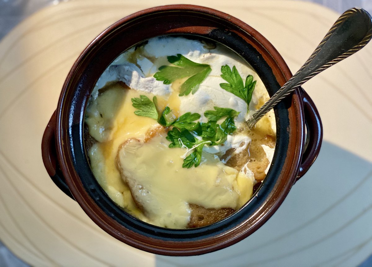 Starwalker2025's tweet image. Bon Appetit. #frenchonionsoup #french #class #food #photography #cheese #lunch