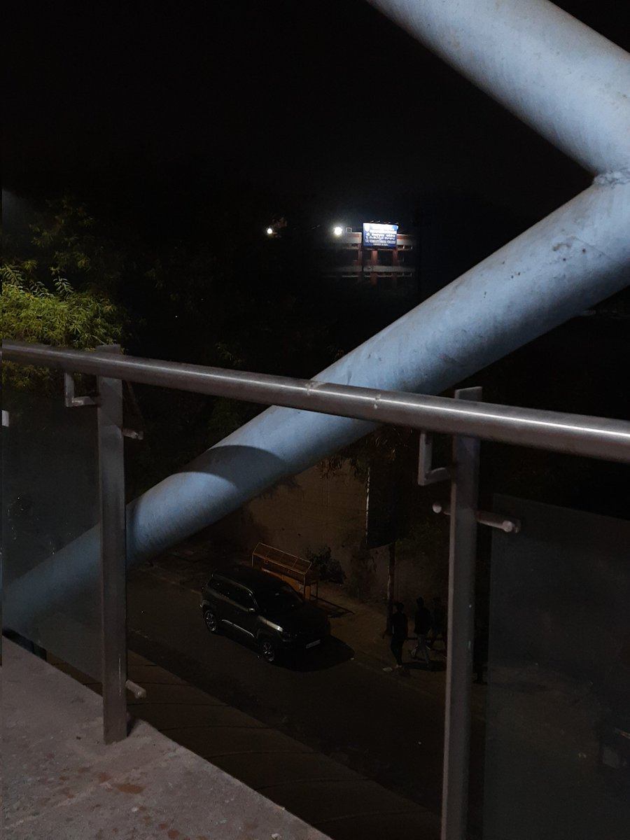 itsCsarma's tweet photo. @MCD_Delhi @DelhiGovDigital @OfficialDMRC 
The glass panel of the FOB is broken.
Requesting urgent repairs as this poses a serious risk to the hundreds of people who use it daily.
Location: Durgabai Deshmukh South Campus.
thank you. https://t.co/EZwCz8t0Qs