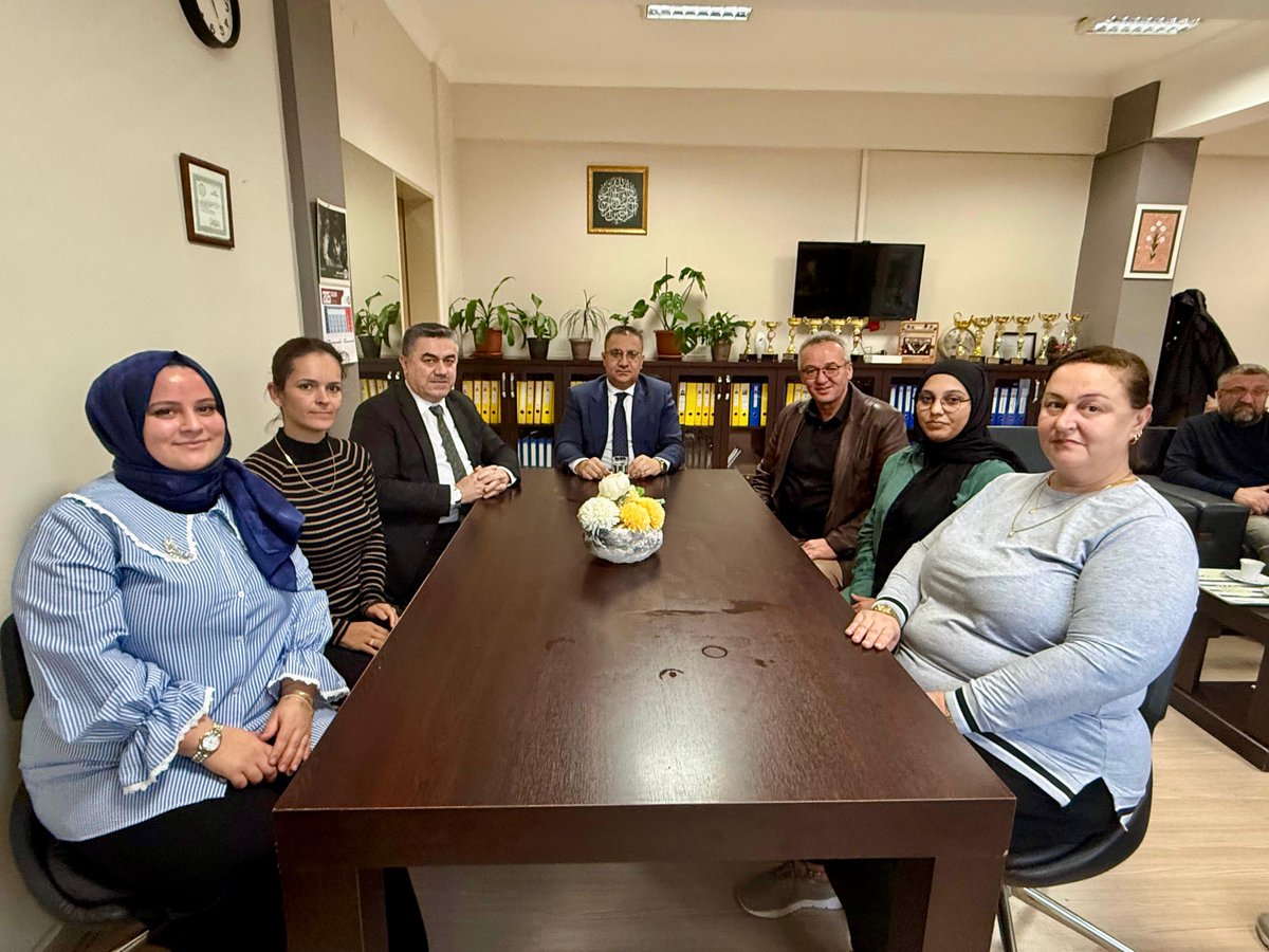 TC_sancaktepe's tweet image. 🔷️Kaymakamımız @naifyavuz, Safa İlkokulu’nu ziyaret ederek incelemelerde bulundu. 

📌Okulda yürütülen eğitim faaliyetlerine ilişkin okul müdüründen bilgi alan Kaymakam Naif Yavuz’a, İlçe Millî Eğitim Müdürü Sadık Aslan da eşlik etti.

📌Ziyaret kapsamında öğrenci ve…