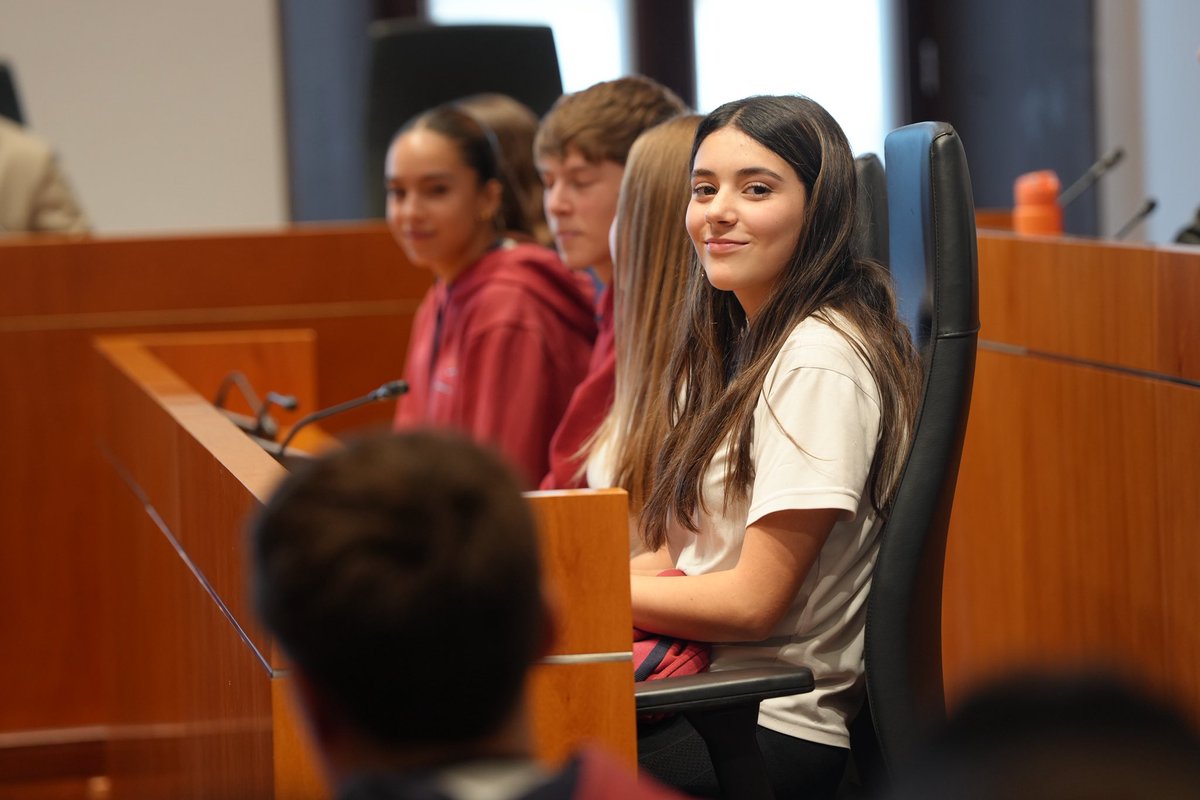 manujroig's tweet photo. A l’ @ajeivissa hem celebrat un ple juvenil, on els joves de 4t d'ESO de centres de la Ciutat han proposat, preguntat, debatut i votat noves iniciatives mediambientals, d’oci juvenil i esportives. 
Una generació forta, preparada i conscient. 
Fa només 10 anys vaig estar allà… https://t.co/IBCEFek1P8