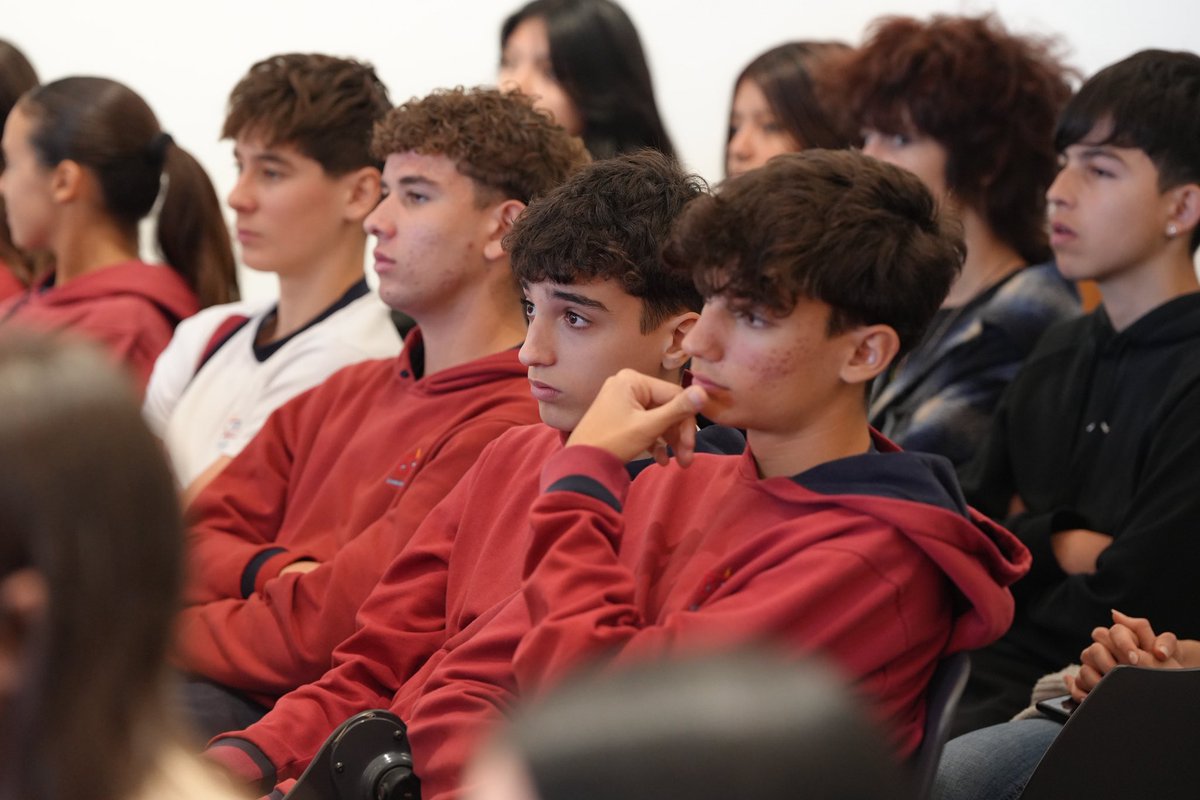 manujroig's tweet photo. A l’ @ajeivissa hem celebrat un ple juvenil, on els joves de 4t d'ESO de centres de la Ciutat han proposat, preguntat, debatut i votat noves iniciatives mediambientals, d’oci juvenil i esportives. 
Una generació forta, preparada i conscient. 
Fa només 10 anys vaig estar allà… https://t.co/IBCEFek1P8