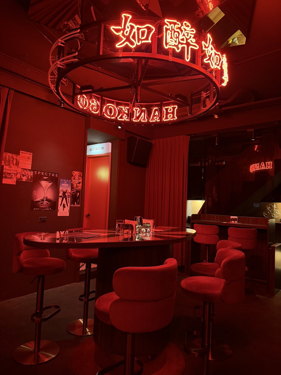 ilovepurinhk's tweet image. HANKO 60です！
撮影現場にいたスタッフの方に、撮影した青いお酒を作ってくれました！飲めるんでしたよ☺️
写真集を見ながらの会話:

👱🏻‍♂️: 🐗の年齢をまったく信じない！
👩🏻: 何歳に見えると思いますか？
👱🏻‍♂️: 30歳くらい
そですよね😆

#猪塚健太写真集
#猪塚健太
@PORTGAS_D_KENTA