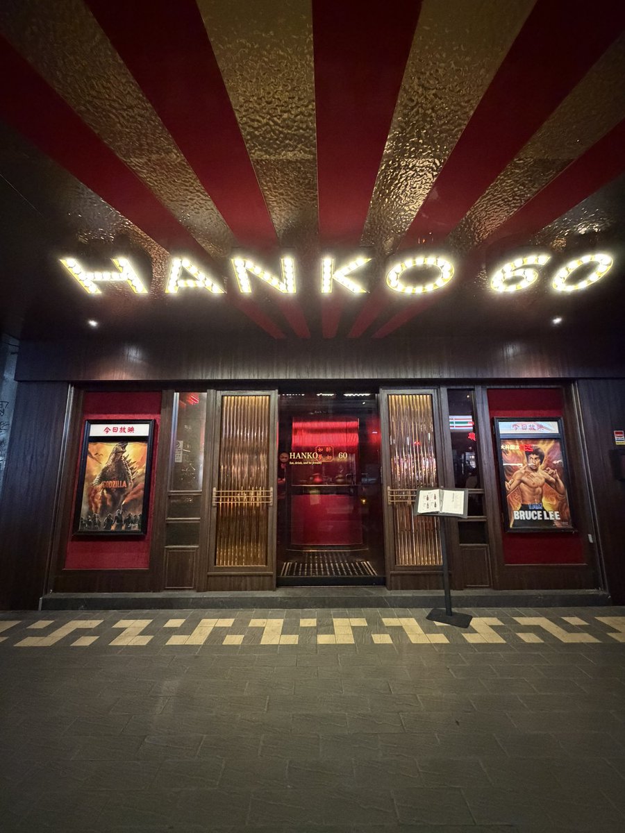 ilovepurinhk's tweet image. HANKO 60です！
撮影現場にいたスタッフの方に、撮影した青いお酒を作ってくれました！飲めるんでしたよ☺️
写真集を見ながらの会話:

👱🏻‍♂️: 🐗の年齢をまったく信じない！
👩🏻: 何歳に見えると思いますか？
👱🏻‍♂️: 30歳くらい
そですよね😆

#猪塚健太写真集
#猪塚健太
@PORTGAS_D_KENTA