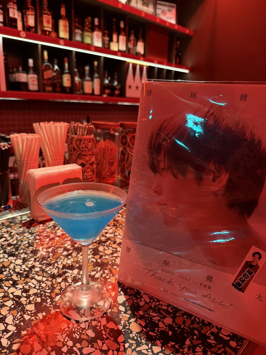 ilovepurinhk's tweet image. HANKO 60です！
撮影現場にいたスタッフの方に、撮影した青いお酒を作ってくれました！飲めるんでしたよ☺️
写真集を見ながらの会話:

👱🏻‍♂️: 🐗の年齢をまったく信じない！
👩🏻: 何歳に見えると思いますか？
👱🏻‍♂️: 30歳くらい
そですよね😆

#猪塚健太写真集
#猪塚健太
@PORTGAS_D_KENTA