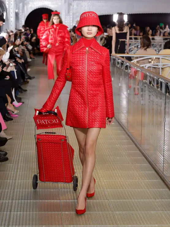 SuperFZeta's tweet photo. Patou 2023 con carrito de la compra . #rojo #fashion #outift https://t.co/gMgHYSatcq