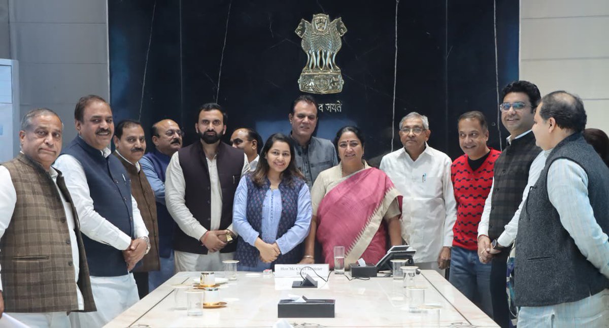 श्री मुकेश गोयल जी के सशक्त नेतृत्व में आज सभी निगम पार्षदों ने माननीय मुख्यमंत्री श्रीमती रेखा गुप्ता जी एवं माननीय मंत्री श्री आशीष सूद जी से शिष्टाचार मुलाकात की। इस दौरान  क्षेत्र से जुड़ी महत्वपूर्ण समस्याओं एवं जन-सुविधाओं के मुद्दों को सम्मानपूर्वक उनके समक्ष रखा।