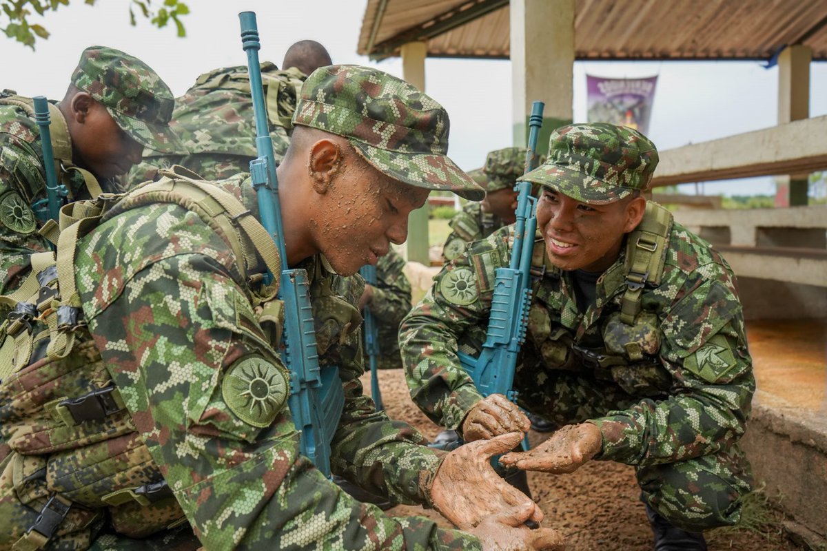 En la #Brigada28 del <a href="/COL_EJERCITO/">Ejército Nacional de Colombia</a> cada soldado sabe que el compañerismo es tan importante como la disciplina.
El barro en el rostro no es casualidad: hace parte de la fase de entrenamiento en campo, donde se aprende a mimetizar,  resistir y sobre todo, a confiar en quien está al