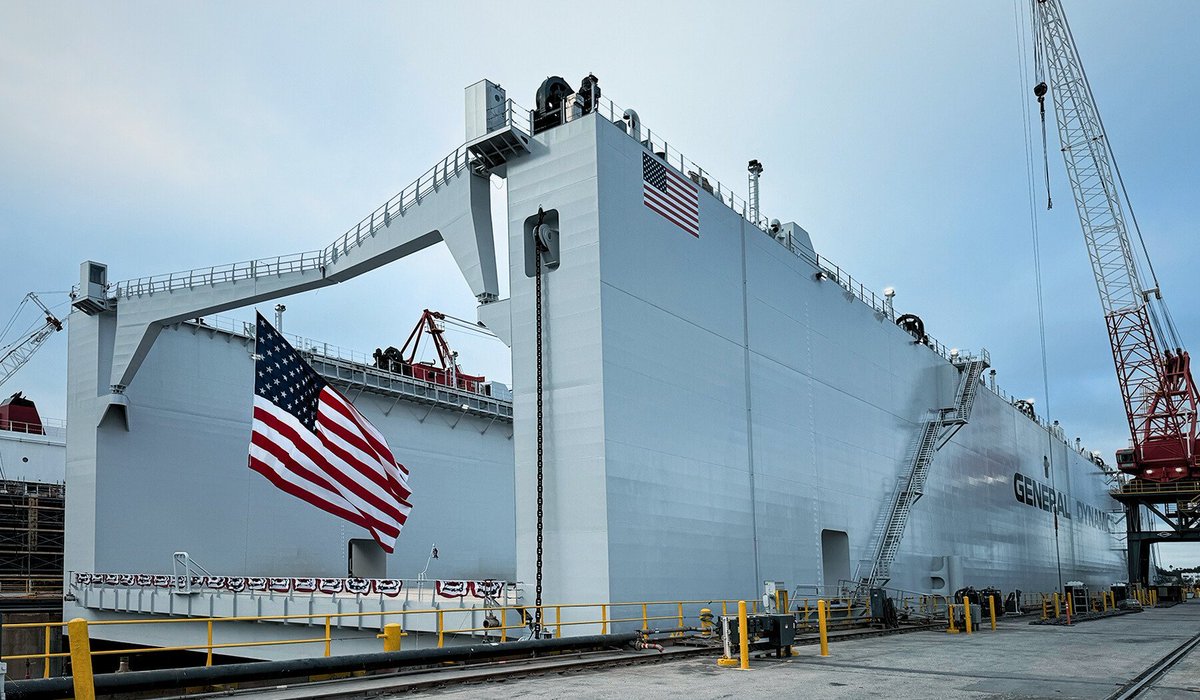 USN_Submariner's tweet image. Then, how to launch the giants from the SYAB?
Enter the aptly named &quot;ATLAS&quot;, the new 618 x 140 ft self-ballasting Floating Dry Dock that Electric Boat had Bollinger Shipyards construct, commissioned last month.