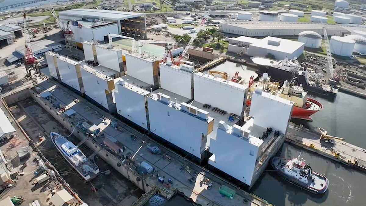 USN_Submariner's tweet image. Then, how to launch the giants from the SYAB?
Enter the aptly named &quot;ATLAS&quot;, the new 618 x 140 ft self-ballasting Floating Dry Dock that Electric Boat had Bollinger Shipyards construct, commissioned last month.