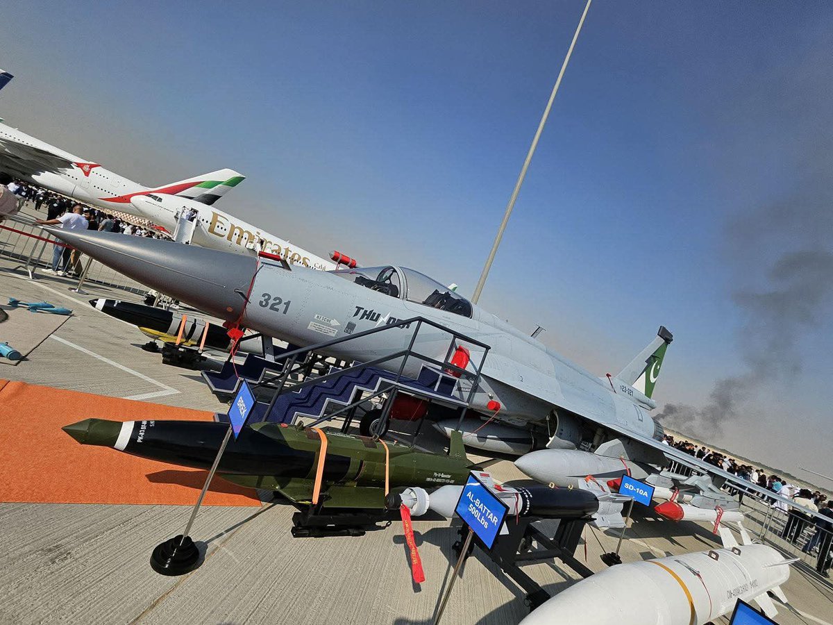 DefenseNewspk's tweet image. Jf-17 and LCA #Tejas in one Frame at #DubaiAirShow