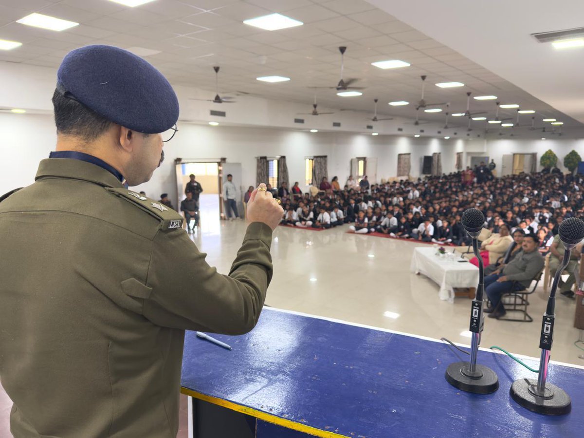 SP_RATLAM_MP's tweet image. 👉 मुस्कान विशेष अभियान के तहत महिला सुरक्षा एवं सायबर जागरूकता कार्यक्रम के दौरान पुलिस अधीक्षक ने किया बच्चो से संवाद

👉 मॉर्निंग स्टार हॉयर सेकेंडरी स्कूल में आयोजित किया गया जागरूकता सेमिनारfacebook.com/share/p/1CupGh…
@CMMadhyaPradesh @mohdept @MPPoliceDeptt @DGP_MP @IgpUjjain