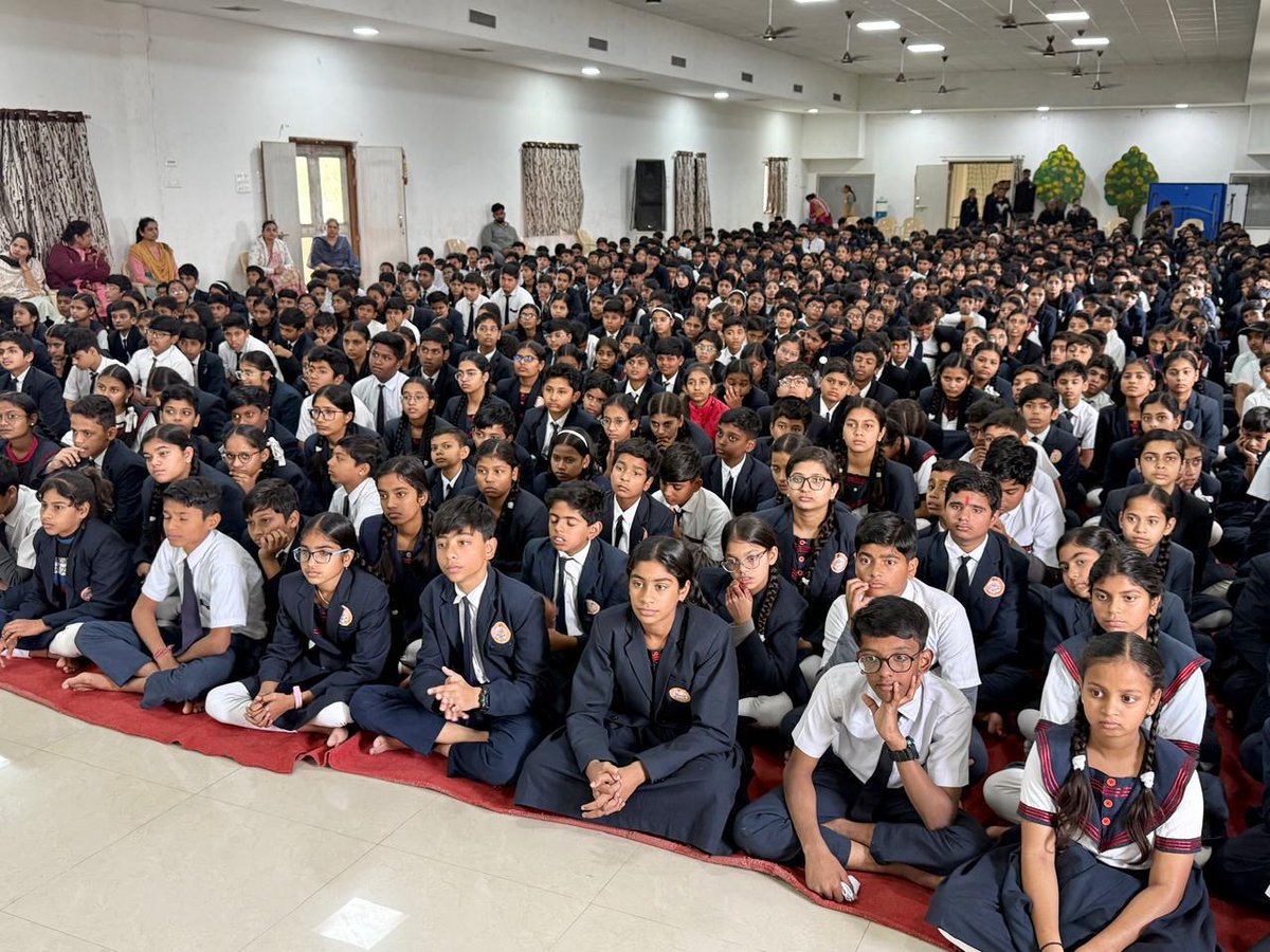 SP_RATLAM_MP's tweet image. 👉 मुस्कान विशेष अभियान के तहत महिला सुरक्षा एवं सायबर जागरूकता कार्यक्रम के दौरान पुलिस अधीक्षक ने किया बच्चो से संवाद

👉 मॉर्निंग स्टार हॉयर सेकेंडरी स्कूल में आयोजित किया गया जागरूकता सेमिनारfacebook.com/share/p/1CupGh…
@CMMadhyaPradesh @mohdept @MPPoliceDeptt @DGP_MP @IgpUjjain