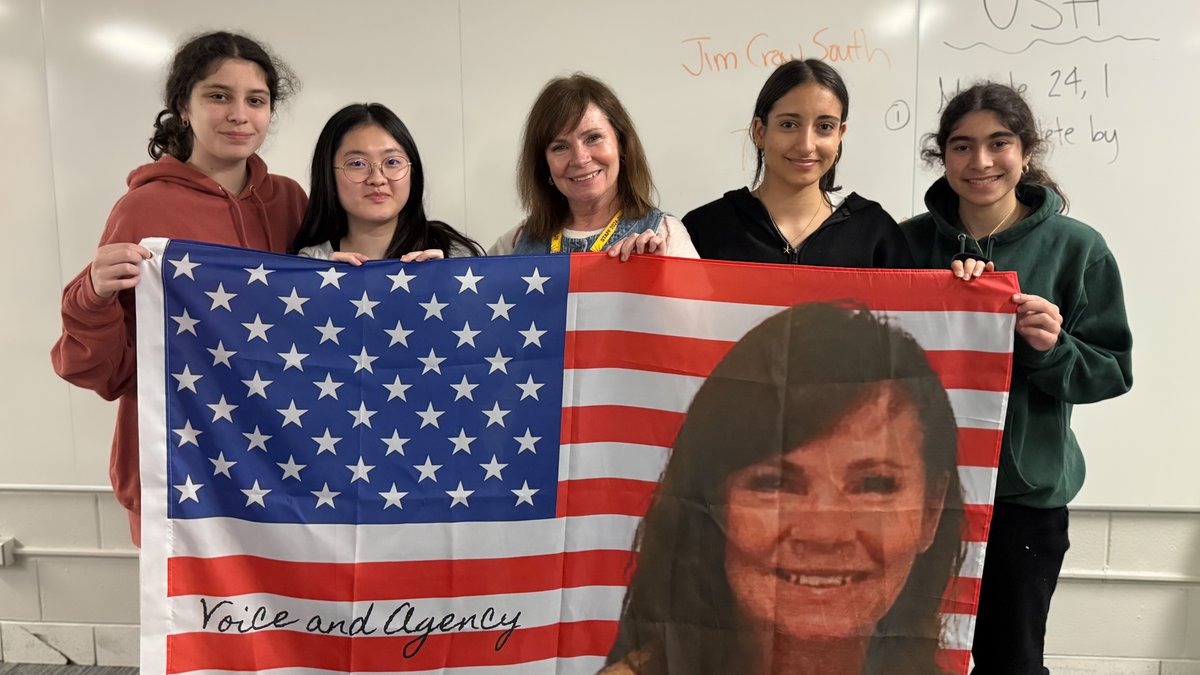 StoryCorps's tweet photo. For 10 years, The Great Thanksgiving Listen has invited young people to record their elders w/ the StoryCorps app. Every year, Stacy Flannery’s HS students have captured meaningful conversations.
Our #StoryoftheWeek, heard on NPR’s Morning Edition → https://t.co/XK1ZaUq1Hc https://t.co/i7lev2EdCE