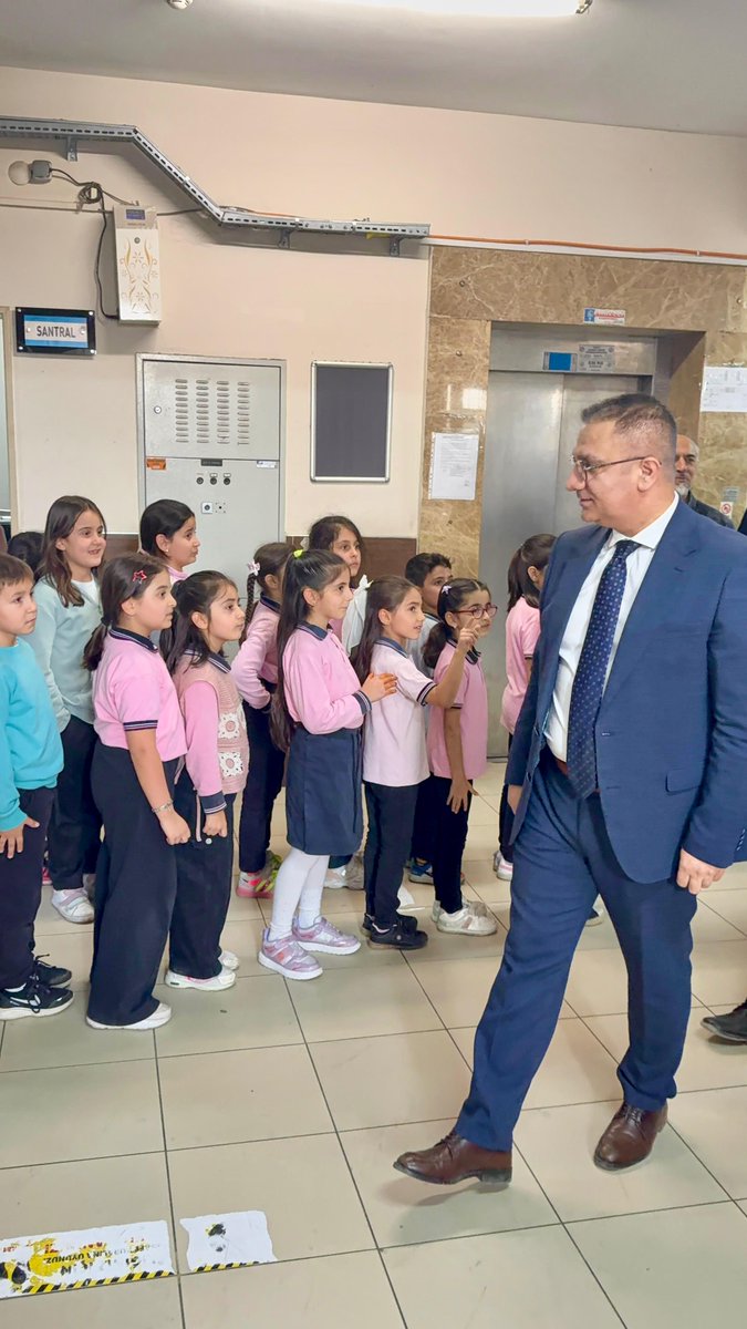 TC_sancaktepe's tweet image. 🔷️Kaymakamımız @naifyavuz, Safa İlkokulu’nu ziyaret ederek incelemelerde bulundu. 

📌Okulda yürütülen eğitim faaliyetlerine ilişkin okul müdüründen bilgi alan Kaymakam Naif Yavuz’a, İlçe Millî Eğitim Müdürü Sadık Aslan da eşlik etti.

📌Ziyaret kapsamında öğrenci ve…