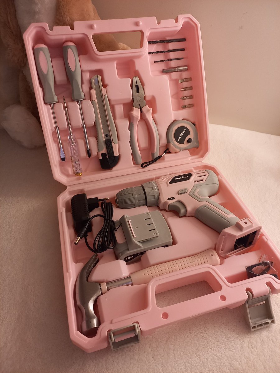 tubasmeias's tweet image. coisas que vc encontra na casa de uma diva: furadeira rosa