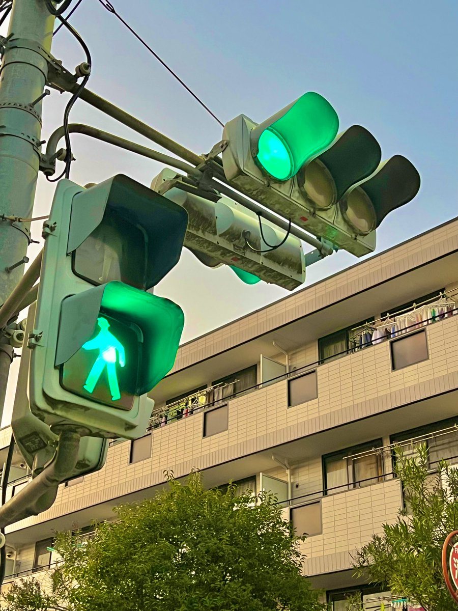 denkyushingo's tweet image. 京三VLA
プロジェクターレンズの不思議な光り方が虜

#信号機