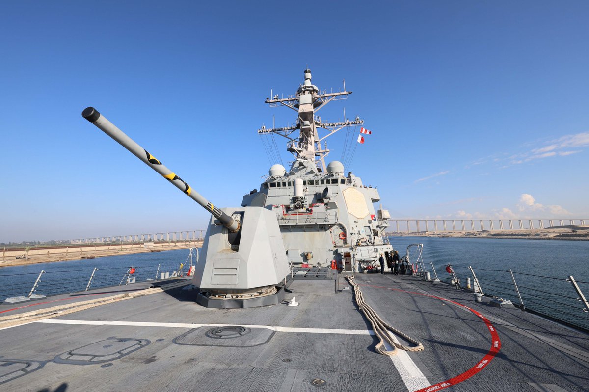 نومبر 13 کو گائیڈڈ میزائل ڈسٹرائر یو ایس ایس روزویلٹ  (DDG 80)  سوئز کینال کے مشہور مقام "فرینڈشپ برج" کے قریب سے گزرا۔

یو ایس ایس روزویلٹ اس وقت مشرقِ وسطیٰ میں سمندری سلامتی اور خطے کے استحکام کے لیے تعینات ہے۔

<a href="/US5thFleet/">U.S. Naval Forces Central Command/U.S. 5th Fleet</a>