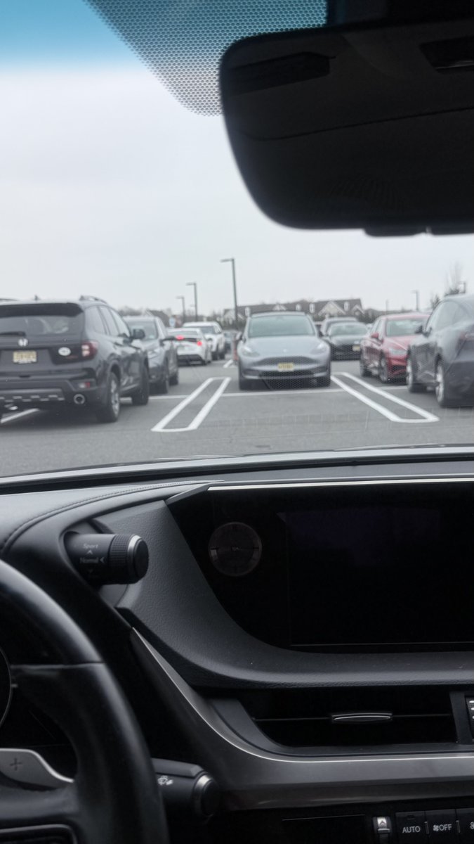 _liamsharper's tweet image. Ppl who pull into a parking spot like that, and doesn’t pull all the way up to the next spot to be facing out, scare me.