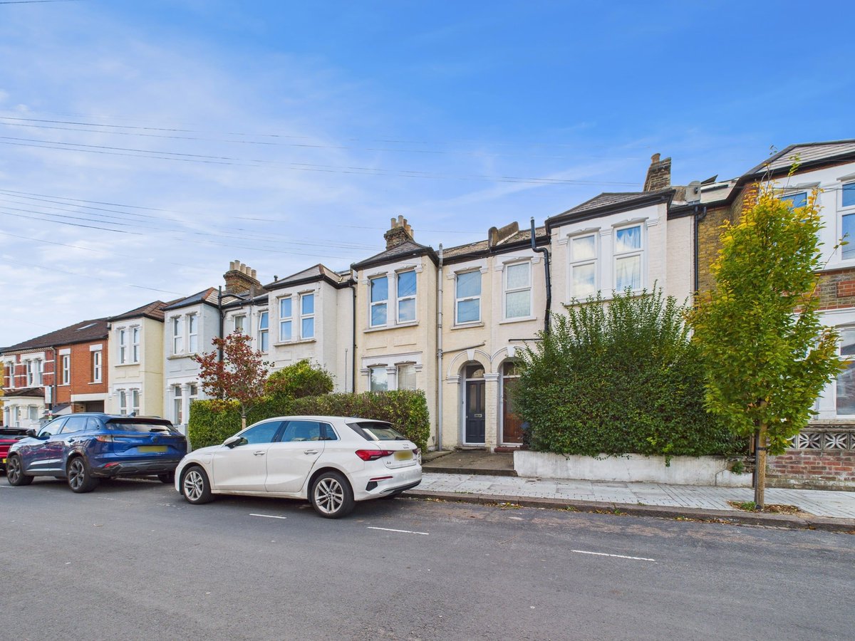 Credential_SW17's tweet photo. Looking to live in Tooting Broadway? This exceptional 2-bedroom flat offers a modern fitted kitchen, tiled bathroom and bright reception room with access to a private garden 😍

Not to be missed!

https://t.co/JnXrkendGd 

#FeaturedProperty https://t.co/8W3xuUypcp