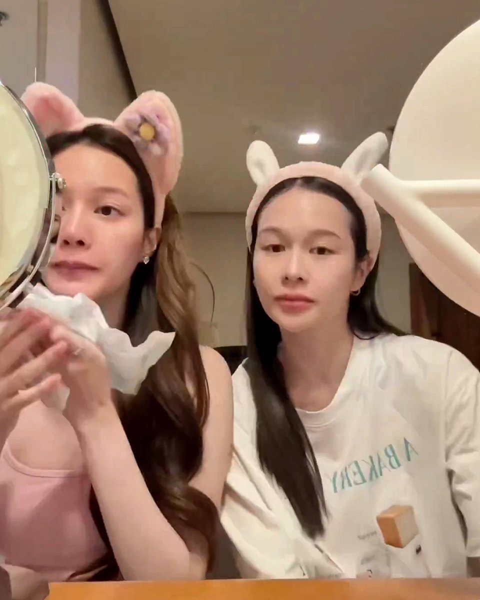 checkxmate_'s tweet image. Nur just sitting patiently beside TK and waiting for her to finish her skincare routine why are they so cute 😭🤏🏻💜

#TKNur #แตงกวาเหนือ
#nurdesoraya #TKphinyanech