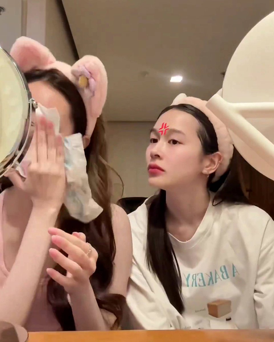 checkxmate_'s tweet image. Nur just sitting patiently beside TK and waiting for her to finish her skincare routine why are they so cute 😭🤏🏻💜

#TKNur #แตงกวาเหนือ
#nurdesoraya #TKphinyanech